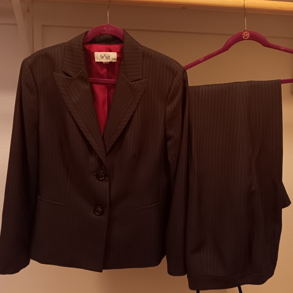 CLASSY pinstripe line 2 piece PANTSUIT. Size 16